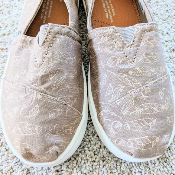 NWOT Brown Feather Girls Youth Tom's Slip Ons - Picture 5 of 9